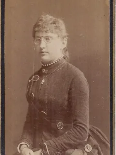 Fotografie tip CDV - perioada interbelica, reprezentand o femeie