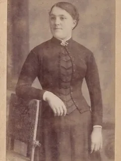 Fotografie tip CDV - perioada interbelica, reprezentand o femeie