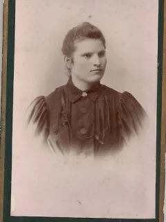 Fotografie tip CDV - perioada interbelica, reprezentand o femeie