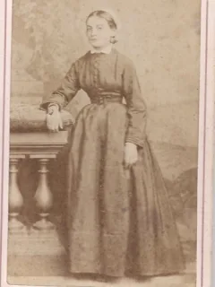 Fotografie tip CDV - perioada interbelica, reprezentand o femeie