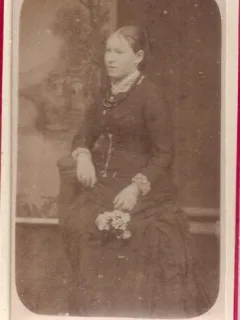 Fotografie tip CDV - perioada interbelica, reprezentand o femeie