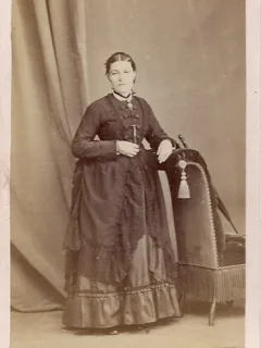 Fotografie tip CDV - perioada interbelica, reprezentand o femeie
