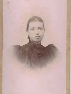 Fotografie tip CDV - perioada interbelica, reprezentand o femeie