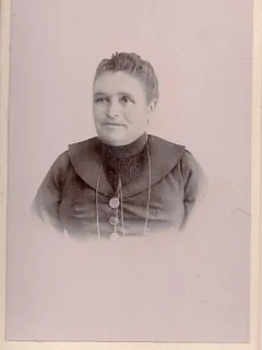 Fotografie tip CDV - perioada interbelica, reprezentand o femeie