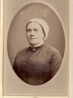 Fotografie tip CDV - perioada interbelica, reprezentand o femeie