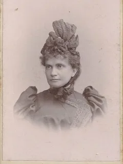 Fotografie tip CDV - perioada interbelica, reprezentand o femeie