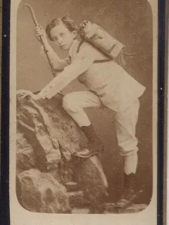 Fotografie tip CDV - perioada interbelica, reprezentand un baiat