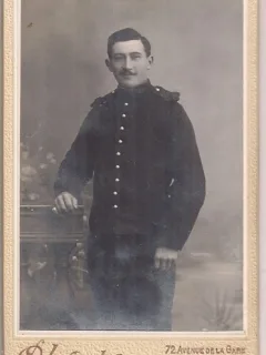 Fotografie tip CDV - perioada interbelica, reprezentand un barbat in haina militara