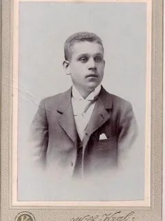 Fotografie tip CDV - perioada interbelica, reprezentand un barbat