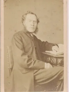 Fotografie tip CDV - perioada interbelica, reprezentand un barbat