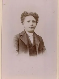 Fotografie tip CDV - perioada interbelica, reprezentand un barbat