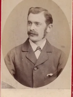 Fotografie tip CDV - perioada interbelica, reprezentand un barbat