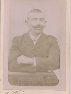 Fotografie tip CDV - perioada interbelica, reprezentand un barbat