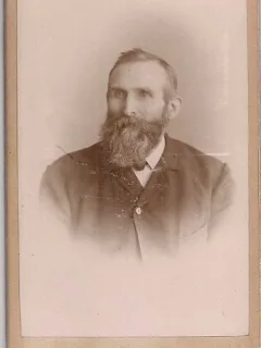 Fotografie tip CDV - perioada interbelica, reprezentand un barbat