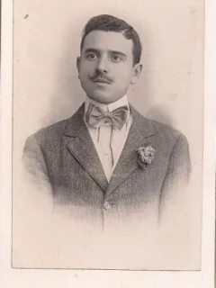 Fotografie tip CDV - perioada interbelica, reprezentand un barbat