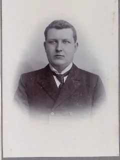 Fotografie tip CDV - perioada interbelica, reprezentand un barbat