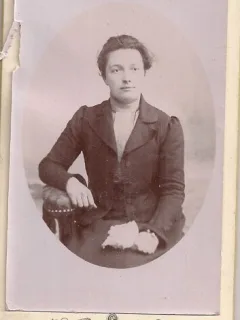Fotografie tip CDV - perioada interbelica, reprezentand un barbat