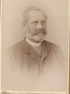 Fotografie tip CDV - perioada interbelica, reprezentand un barbat