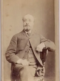 Fotografie tip CDV - perioada interbelica, reprezentand un barbat