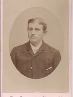 Fotografie tip CDV - perioada interbelica, reprezentand un barbat