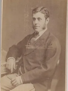 Fotografie tip CDV - perioada interbelica, reprezentand un barbat