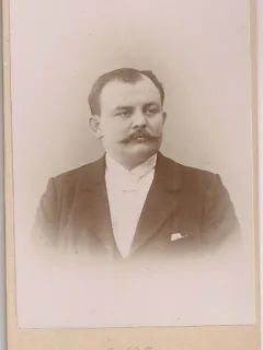 Fotografie tip CDV - perioada interbelica, reprezentand un barbat