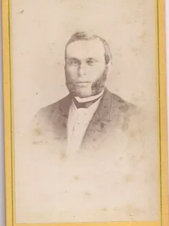 Fotografie tip CDV - perioada interbelica, reprezentand un barbat