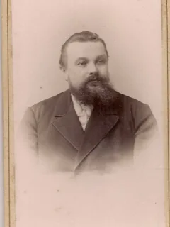 Fotografie tip CDV - perioada interbelica, reprezentand un barbat