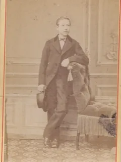 Fotografie tip CDV - perioada interbelica, reprezentand un barbat