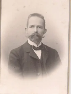 Fotografie tip CDV - perioada interbelica, reprezentand un barbat