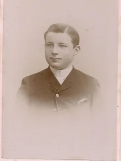 Fotografie tip CDV - perioada interbelica, reprezentand un barbat