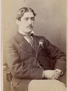 Fotografie tip CDV - perioada interbelica, reprezentand un barbat