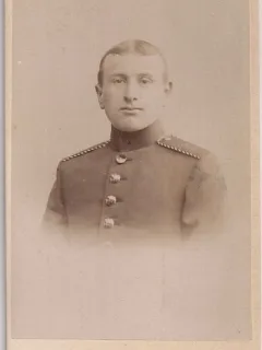 Fotografie tip CDV - perioada interbelica, reprezentand un barbat