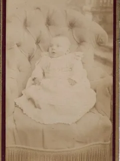 Fotografie tip CDV - perioada interbelica, reprezentand un copil mic