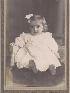 Fotografie tip CDV - perioada interbelica, reprezentand un copil mic