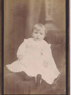 Fotografie tip CDV - perioada interbelica, reprezentand un copil mic