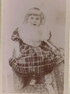 Fotografie tip CDV - perioada interbelica, reprezentand un copil