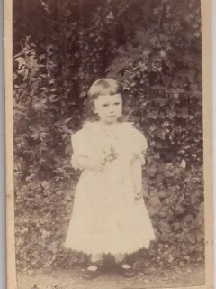 Fotografie tip CDV - perioada interbelica, reprezentand un copil