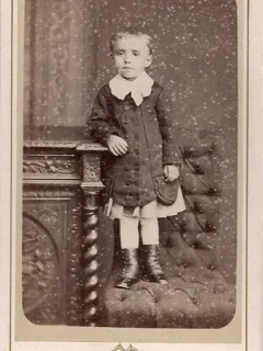 Fotografie tip CDV - perioada interbelica, reprezentand un copil