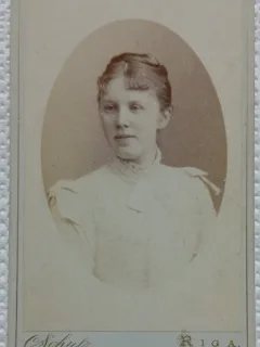 Fotografie tip CDV, Portret de femeie cu coc