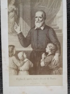 Fotografie tip CDV, preot catolic Filip Neri cu cativa copii, inceput de secol XX