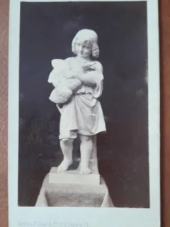 Fotografie tip CDV, sculptura copil cu pasare
