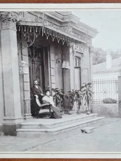 Fotografie pe carton, sot si sotie in pragul casei, perioada interbelica, Bucuresti