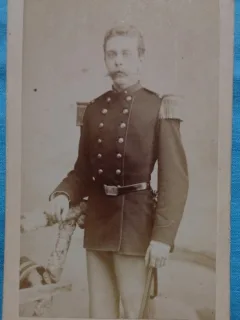 Fotografie tip CDV, Sublocotenet belgian in uniforma de ceremonie, inceput de secol XX