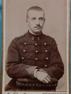 Fotografie tip CDV, Sublocotenet francez in tunica cu gaitane, inceput de secol XX