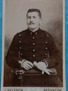 Fotografie tip CDV, Sublocotenet francez in tunica cu gaitane, inceput de secol XX