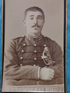 Fotografie tip CDV, Sublocotenet francez in tunica cu gaitane, inceput de secol XX