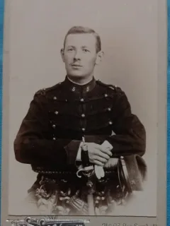Fotografie tip CDV, Sublocotenet francez in tunica cu gaitane, inceput de secol XX