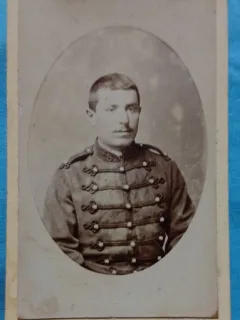 Fotografie tip CDV, Sublocotenet francez in tunica cu gaitane, sfarsit de secol XIX
