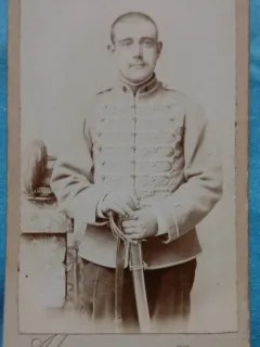 Fotografie tip CDV, Sublocotenet francez in tunica cu gaitane, sfarsit de secol XIX